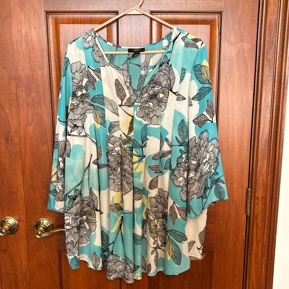 Alfani woman dressy flowered top in a size 18 W